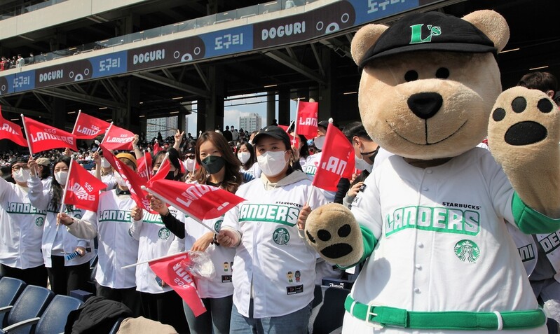 [게시판] 스타벅스, 프로야구 개막과 함께 창원NC파크R점 개점