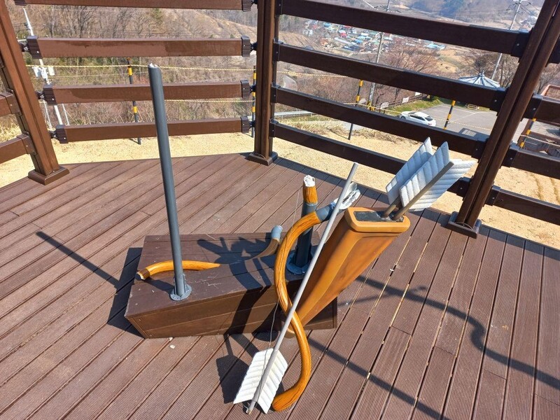 "몰래 훔쳐가고 부수고" 설치 5개월된 옥천 궁촌재전망대 수난