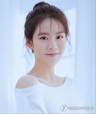 Han Seung-yeon to perform as special MC for 'Capture the Moment'