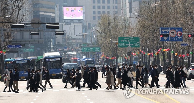 재택 끝나가고 회식 줄줄이 대기…직장인들 '올 게 왔다'