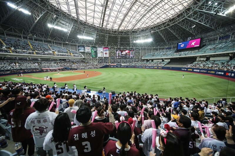 Kiwoom Heroes cry foul over ban on eating from seats at domed stadium