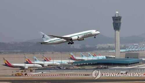 Int'l flights to quarantine-free nations to increase sharply starting in May: interior minister