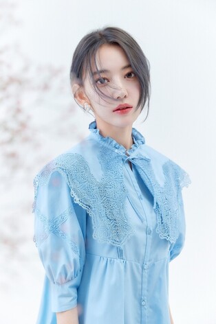 Group LE SSERAFIM'S member SAKURA being selected as a cover model of Japanese fashion magazine before debut