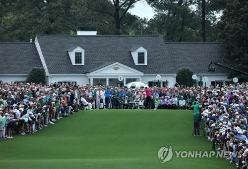 16개월 만에 돌아온 우즈…팬들은 박수와 함성으로 환영