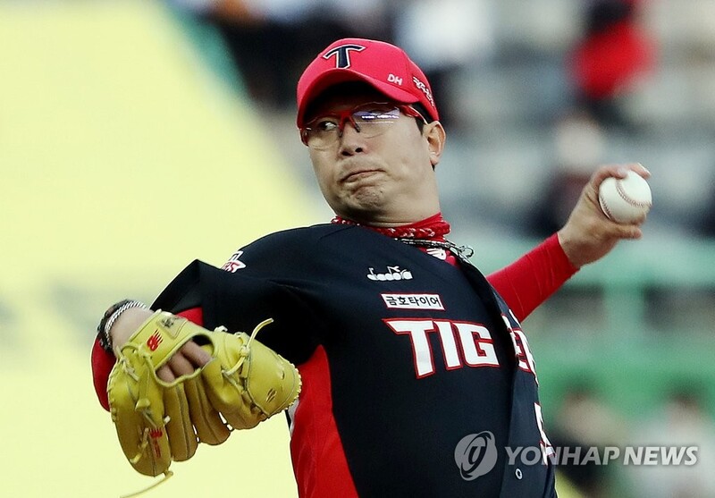 '텍사스 교집합' KIA 양현종, SSG 추신수와의 첫 맞대결서 완승