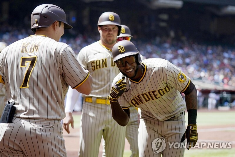 MLB 샌디에이고 김하성, 첫 안타가 3루타…사사구도 2개 얻어