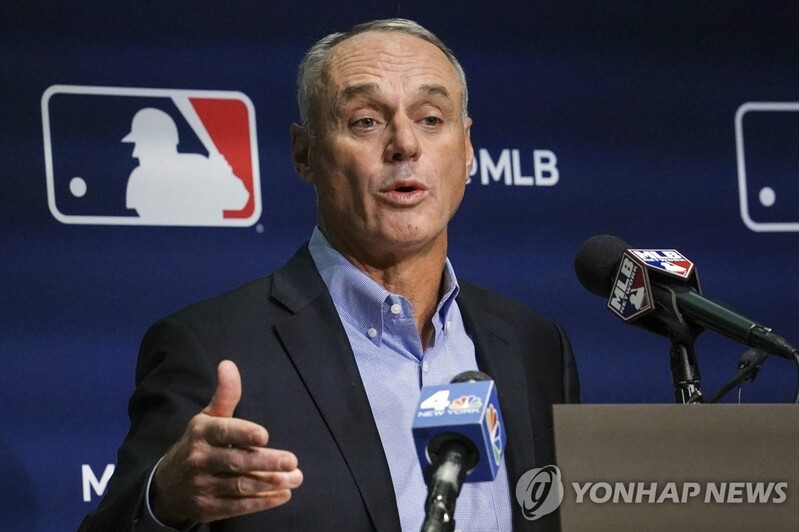 맨프레드 MLB 커미셔너, 화해 손길로 모든 선수에게 헤드폰 선물