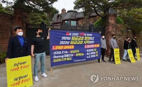Samsung's Lee urged by unionists to directly engage in wage talks