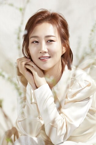 Jang Yoon-jeong to come back in 1 year and 5 months with mini album on 19th