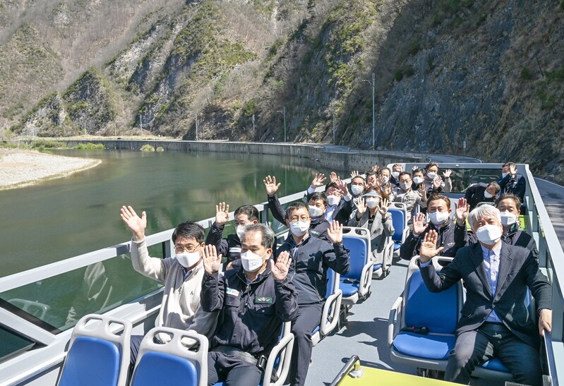 와와정선 2층 관광버스 타고 동강 따라 '씽씽'