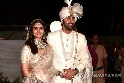 인도 톱스타 커플 카푸르·바트 결혼에 발리우드 '들썩'