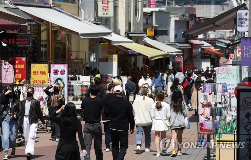 (4th LD) New COVID-19 cases below 100,000; distancing rules to be lifted this week