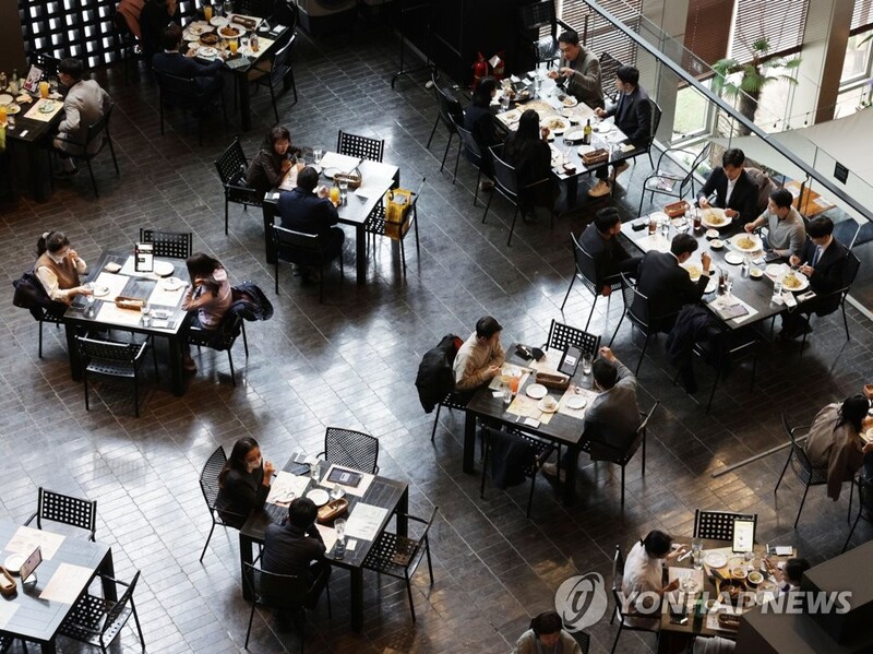 Number of food service employees rises amid economic recovery