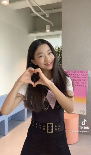 'Awesome Haeun' Na Ha-eun signs contract with SM