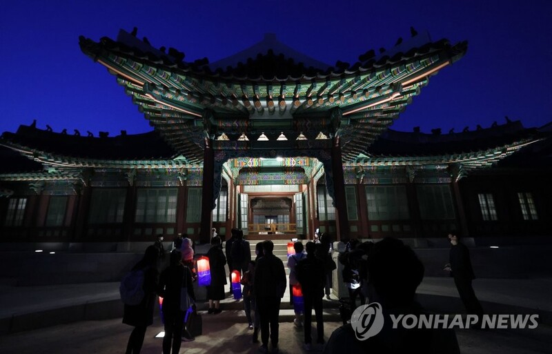 낙선재 문살·희정당 샹들리에…창덕궁은 밤에도 아름답다