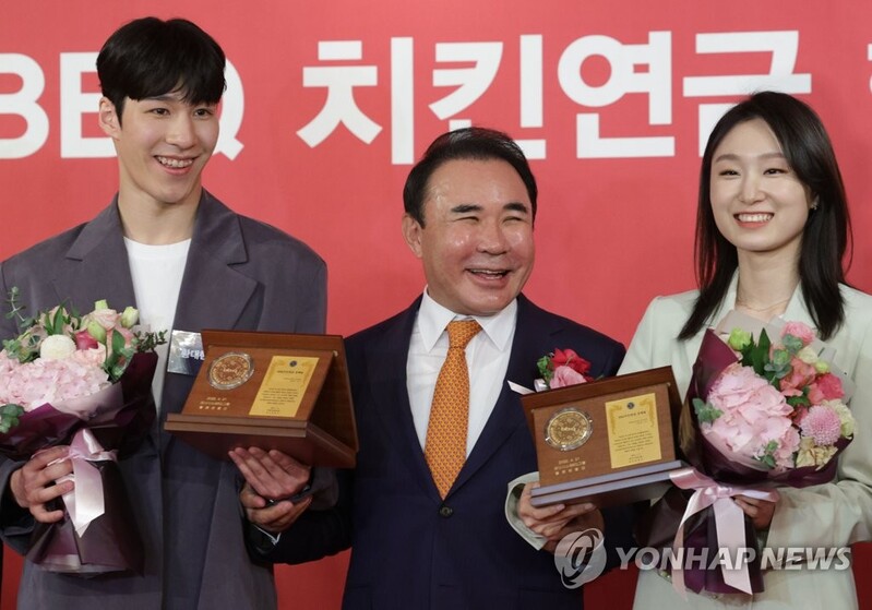 (LEAD) Olympic short track champions awarded free supplies of chicken