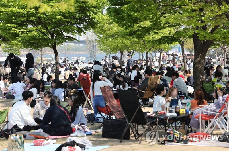 Picnickers, beer drinkers return to Han River parks