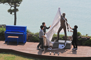 Freddie Mercury statue unveiled in S. Korea