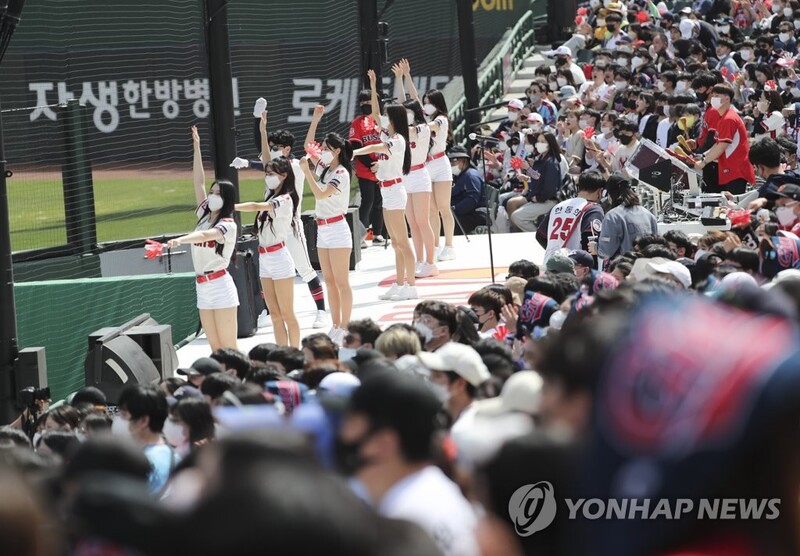 (LEAD) Vocal cheering to be allowed again at KBO, K League games