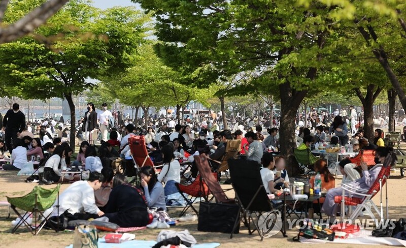 비행기 뜨고 관광·수학여행 재개…거리두기 해제로 돌아온 일상