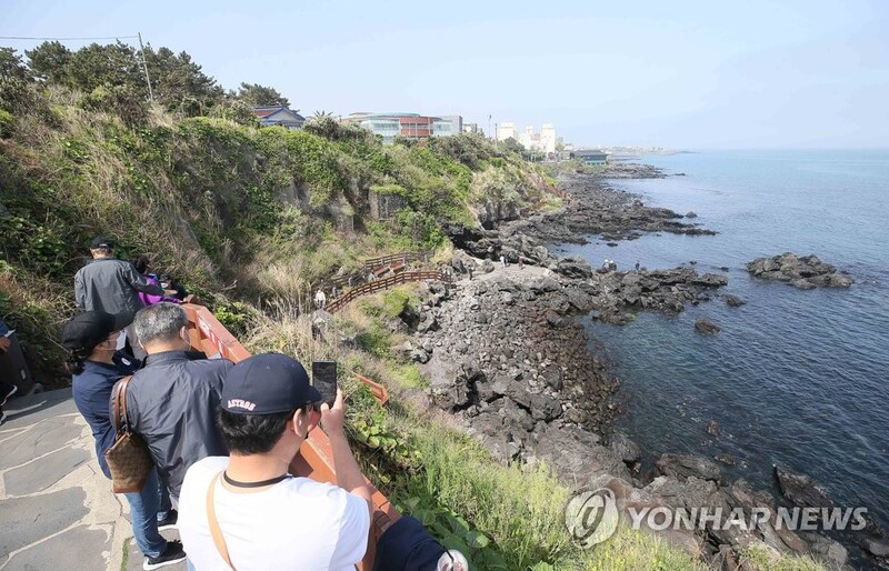 가벼운 옷차림 홀가분한 마음…전국 산과 바다 '북적'
