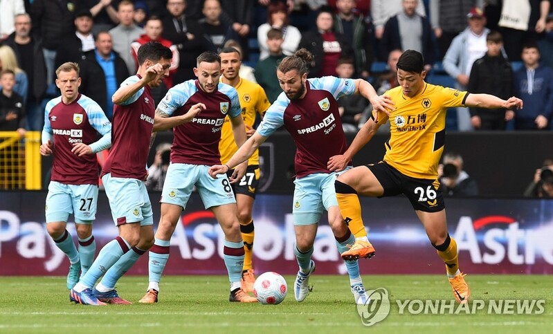 '아! 황희찬 발리마저' 울버햄프턴, 강등권 번리에 0-1 패