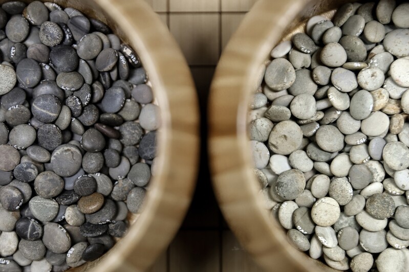 신라 고분 자갈돌로 바둑 뒀다…신선한 연구? 도넘은 시도?