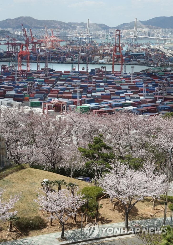 (LEAD) S. Korea's economy grows at slower clip in Q1 amid omicron woes, Ukraine war