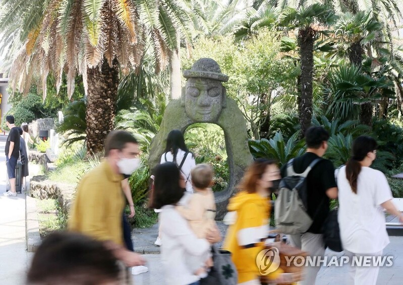 "갈 땐 꽉꽉 올 땐 텅텅…제주, 무사증 없인 전세기도 못 띄워"