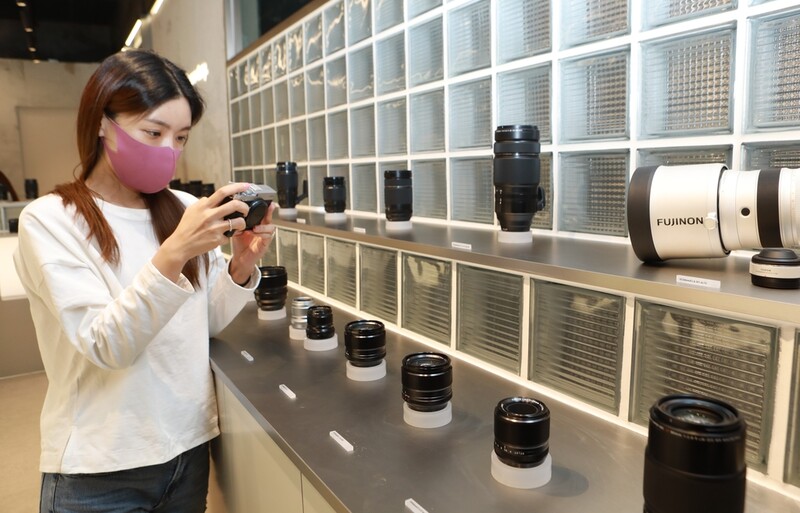거리두기 해제에 출근용 정장·나들이용 카메라 잘 팔려