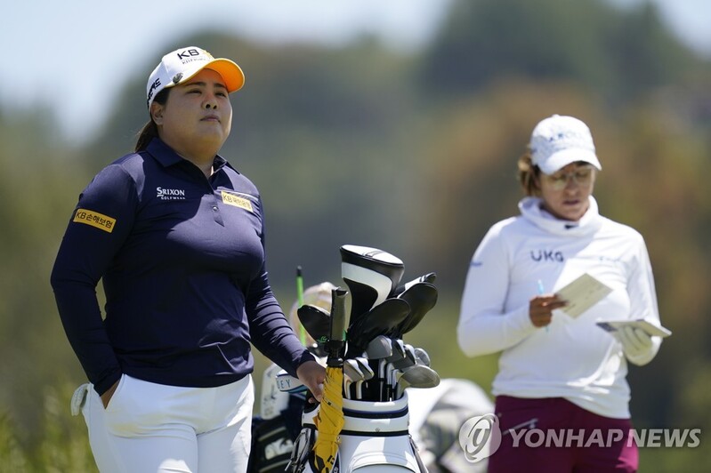 '칩인 이글' 박인비, LPGA 투어 3R 3타 차 3위…선두는 그린