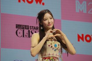 CLASS:y members' various poses in their 1st showcase