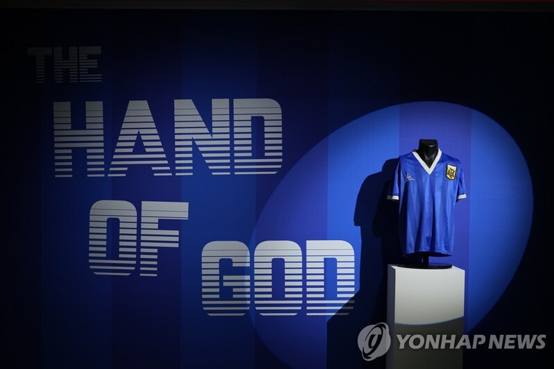 마라도나 '신의 손' 경기 유니폼 113억원에 팔렸다