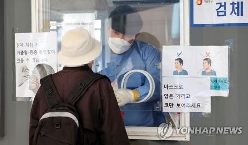 (LEAD) S. Korea's new cases stay below 50,000 for 2nd day, with mask rules eased