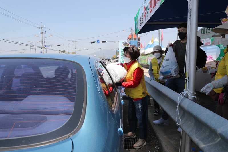 창원수박, 이틀간 4천100통 다 팔렸네…판매행사 조기 마감