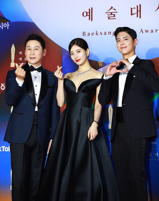 S. Korean actors pose for photos at 58th Baeksang Arts Awards