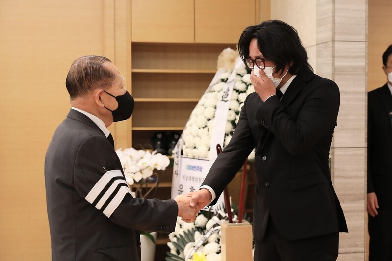 김보성도 '울먹'…강수연 빈소 영화인들 조문 행렬 계속