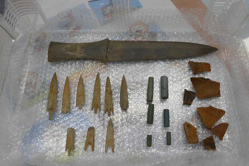 평창서 청동기시대 추정 매장시설 2개·돌화살촉 9점 등 발견