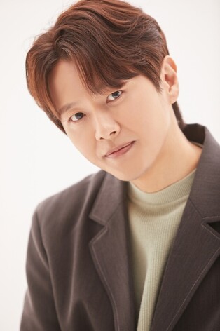 Singer Kim Hyun-sung releases picture essay book 'Little Bird'