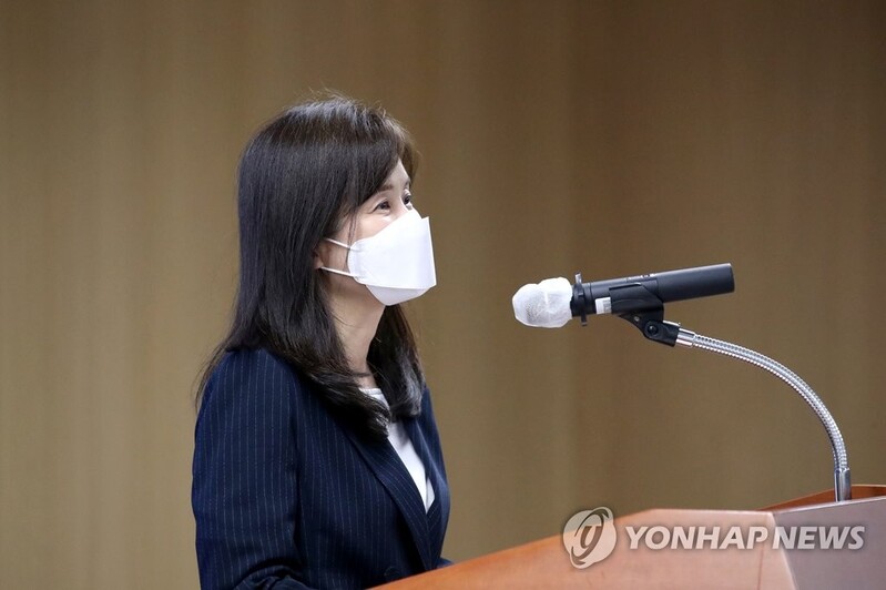 (LEAD) BOK's outgoing policy board member calls for close communication with market