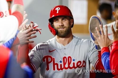 MLB 슈퍼스타 하퍼, 팔꿈치 부상…당분간 지명타자로만 출전