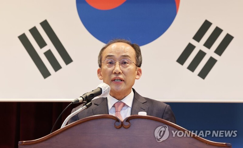 Finance minister, BOK chief to meet Monday