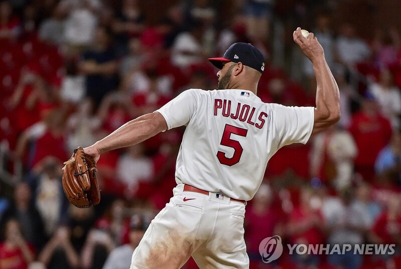 깜짝 투수로 등판한 MLB '681홈런' 푸홀스…2홈런 헌납