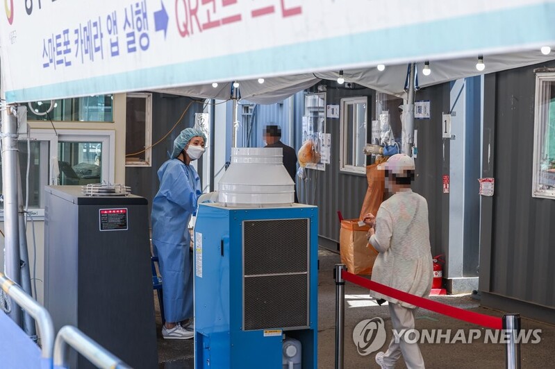 (2nd LD) S. Korea's new COVID-19 cases hit 4-month low amid efforts for return to normalcy