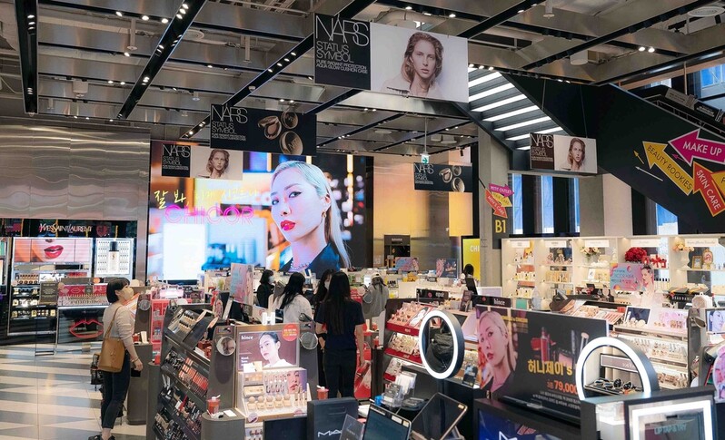 퍼스널컬러 진단하고 네일케어도…MZ세대 놀이터된 시코르 강남역점