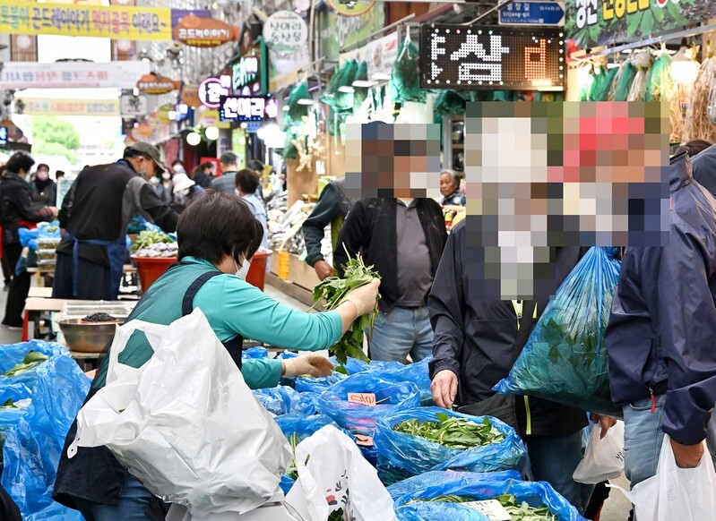 거리두기 해제에 다시 왁자지껄해지는 정선 오일장