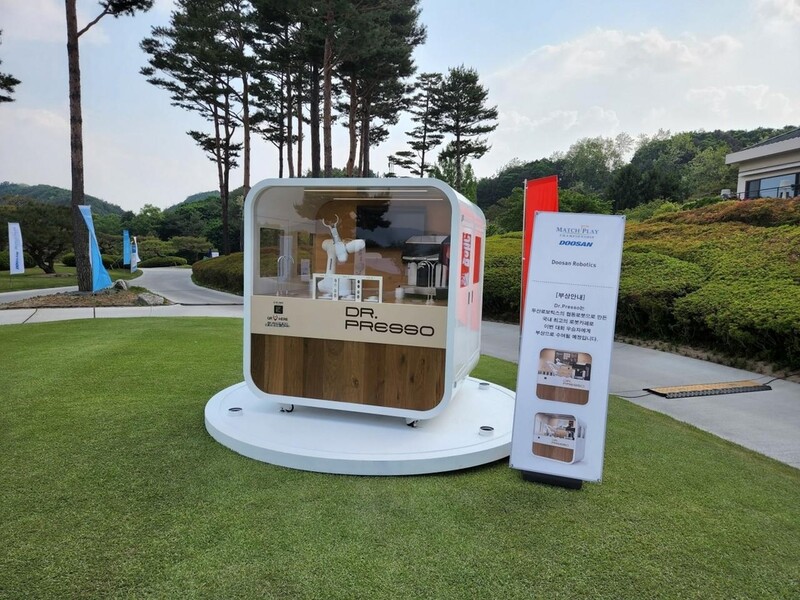 KLPGA 두산 매치 우승 상품은 '커피 만드는 로봇'