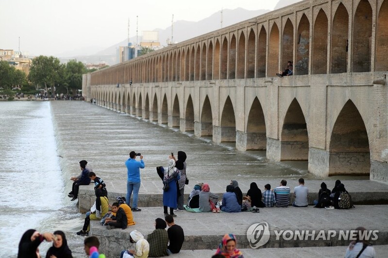 [월드＆포토] 다시 흐르는 이스파한 강물…작년엔 '물 부족 시위'