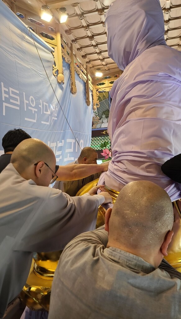 인도 한국사찰 350㎏ 불상 안치에 진땀…"중생 귀의처 되길"