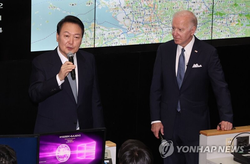 (LEAD) Yoon, Biden visit Air Force operations center